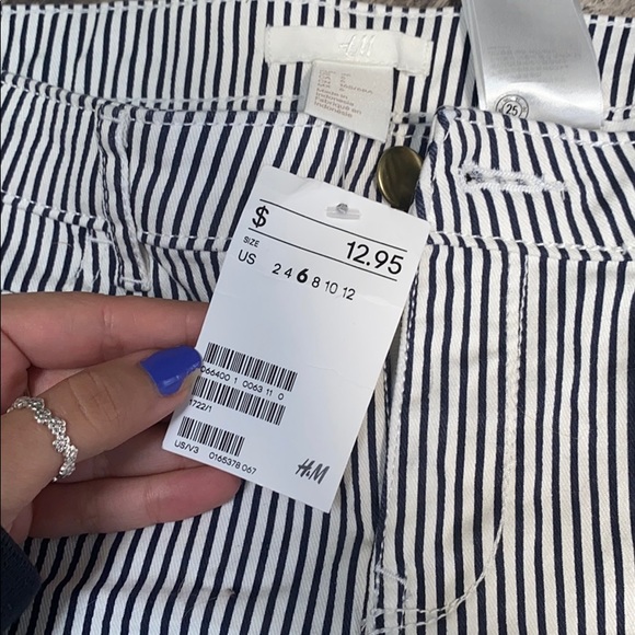 Shorts - Picture 2 of 3